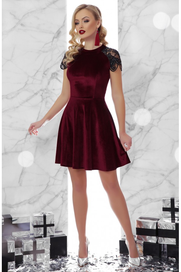 Короткое платье из велюра Диана GL719701 бордового цвета